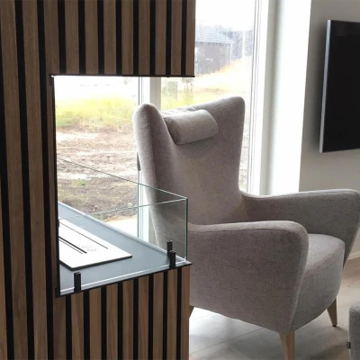 Foco Corner Left1000 - Cheminée d'angle moderne au bioéthanol avec un cadre noir élégant et des flammes vibrantes.