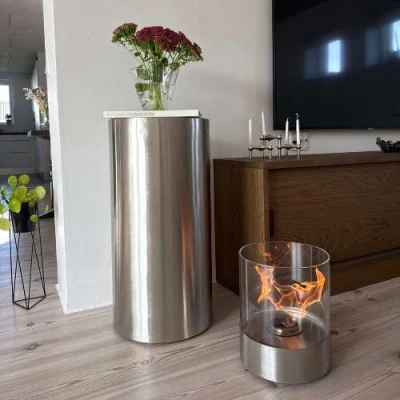 Dualis – Acier Brossé – Cheminée au bioéthanol d’extérieur | Achetez ici Cheminée au bioéthanol ScandiFlames Dualis avec corps en acier brossé et vitre de sécurité cylindrique