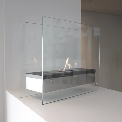 Cheminée murale noire et acier avec brûleur 1,2L Cheminée bio en acier et verre sur table de forme carrée avec brûleur 1,2L. Durée de combustion 3h.