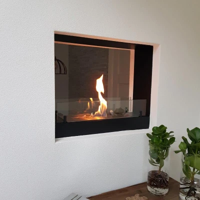 Cheminée bioéthanol encastrable noire et mince. Cheminée bioéthanol Slim Line en noir avec des vitres en verre la rendant transparente. Pour l'intégration au mur.