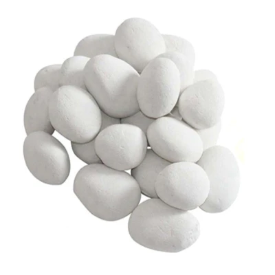 Galets en céramique en blanc pour la décoration de la cheminée. 24 galets en céramique blanc, une élégante décoration de cheminée bio qui rend le feu encore plus invitant.